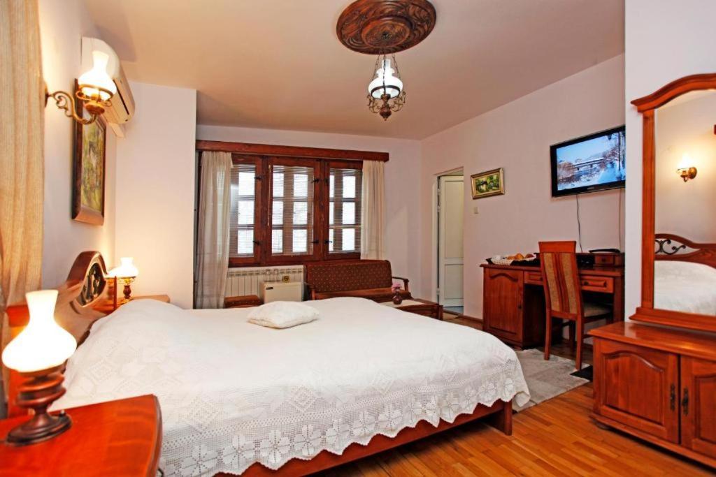 Family Hotel Varosha 2003 로베치 외부 사진